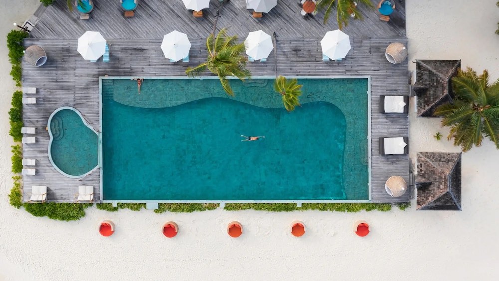 Kuredhi Pool Bar at Angsana Velavaru thumbnail 2